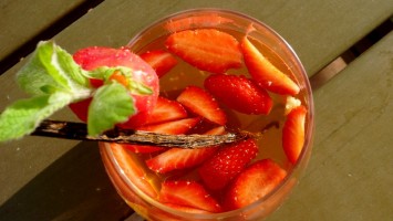 Sangria de jus de pommes aux fraises et gingembre