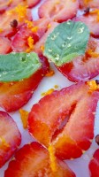Carpaccio de fraises au vinaigre de cidre et curcuma