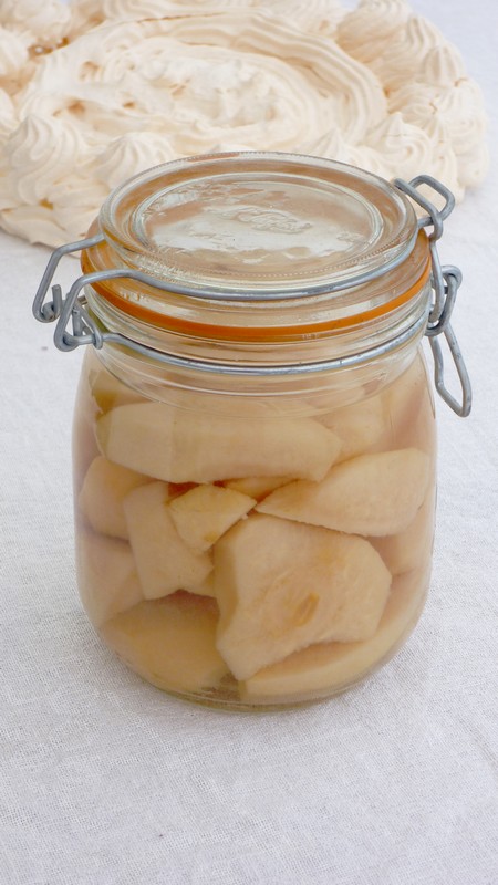 Pavlova poires et sauce caramel au beurre salé