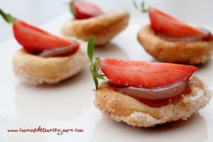 Barquettes de craquelins Margely caramélisés aux fraises et caramel au beurre salé_article