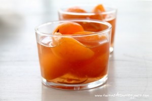 Abricots pochés au miel et romarin