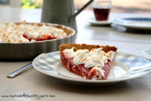 Tarte aux fraises et rhubarbe meringuée