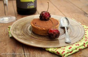 Tarte au chocolat, cerises aux épices et chouchen