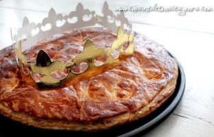 ©www.cuisinedetouslesjours.com - Galette des rois pomme, caramel au beurre salé et noisettes grillées