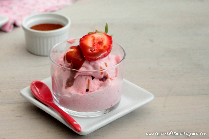 Crème glacée aux fraises de Plougastel et caramel au beurre salé - ©www.cuisinedetouslesjours.com