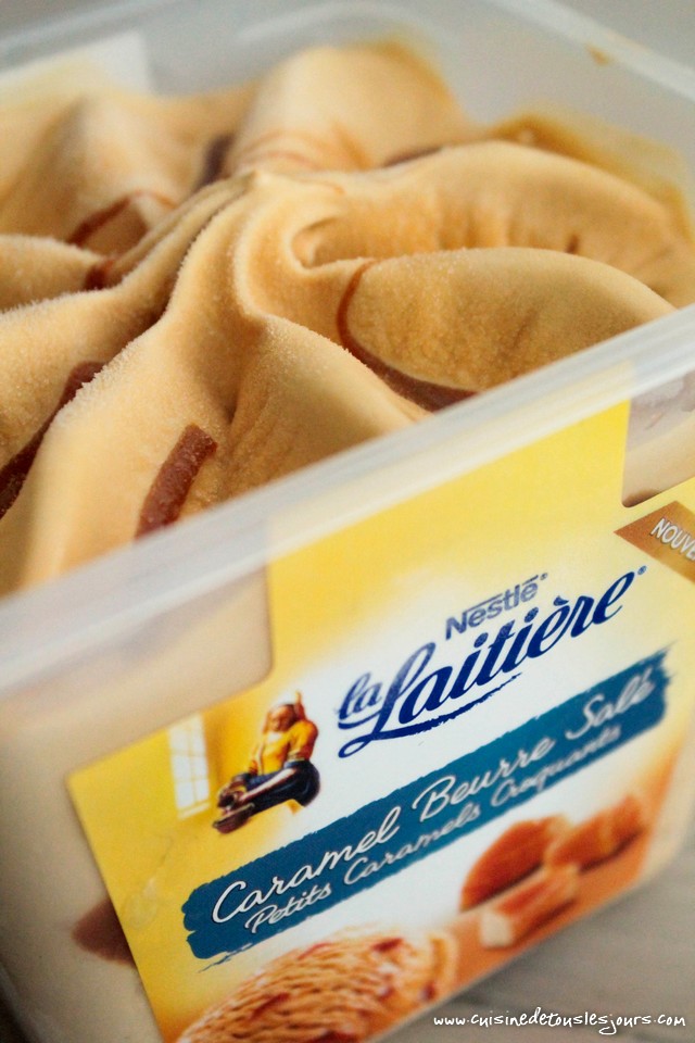Crème Glacée Caramel Beurre Salé avec Petits Caramels Croquants de la Laitière® – Photo : www.cuisinedetouslesjours.com