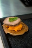 Blinis de blé noir, houmous de carotte et andouille de Guémené - Démo culinaire - Ohhh La Vache ! 2016 - Pontivy - ©www.cuisinedetouslesjours.com