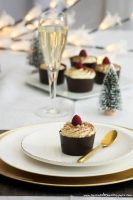 Mousse de chocolat blanc aux framboises en coque de chocolat noir