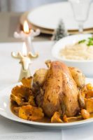 Volaille fermière aux girolles et pain d’épices, purée de céleri au miel
