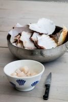 Pétales de noix de saint Jacques au beurre de bergamote et coriandre - ©www.cuisinedetouslesjours.com