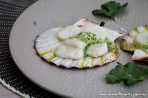Pétales de noix de saint Jacques au beurre de bergamote et coriandre - ©www.cuisinedetouslesjours.com
