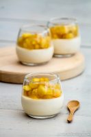 Panna Cotta au caramel au beurre salé, compotée de pomme au miel et safran - ©www.cuisinedetouslesjours.com
