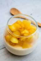 Panna Cotta au caramel au beurre salé, compotée de pomme au miel et safran - ©www.cuisinedetouslesjours.com