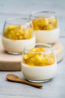Panna Cotta au caramel au beurre salé, compotée de pommes au miel et safran - ©www.cuisinedetouslesjours.com