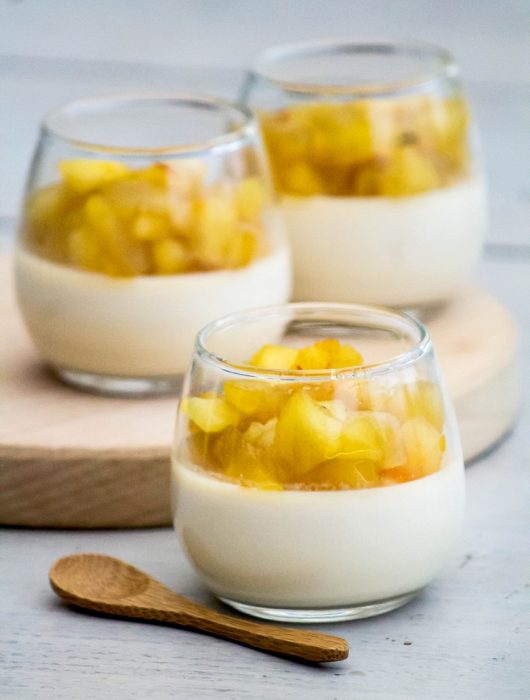 Panna Cotta au caramel au beurre salé, compotée de pommes au miel et safran - ©www.cuisinedetouslesjours.com