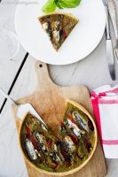 Tarte aux sardines, poivron rouge et basilic - ©www.cuisinedetouslesjours.com
