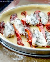 Tarte aux sardines, poivron rouge et basilic - ©www.cuisinedetouslesjours.com