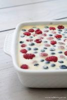 Clafoutis aux framboises et myrtilles - ©www.cuisinedetouslesjours.com