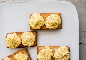 Financiers au blé noir et noisette, crème de pomme – ©www.cuisinedetouslesjours.com