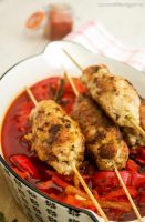 Brochettes de kefta de veau et fondue de poivron au paprika -©www.cuisinedetouslesjours.com