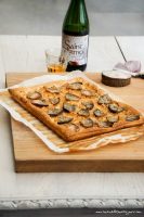 Tarte à l'andouille et l'oignon de Roscoff confit au cidre - ©www.cuisinedetouslesjours.com