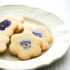 Biscuits au citron et pensées - ©www.cuisinedetouslesjours.com