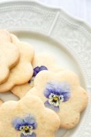 Biscuits au citron et pensées - ©www.cuisinedetouslesjours.com