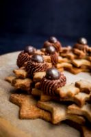 Couronne de sablés aux épices et ganache montée au chocolat et à la fère tonka - ©www.cuisinedetouslesjours.com