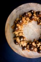 Couronne de sablés aux épices et ganache montée au chocolat et à la fère tonka - ©www.cuisinedetouslesjours.com