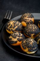 Choux craquelin au charbon végétal, curd à l'orange et cardamome - ©www.cuisinedetouslesjours.com