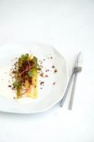 Asperges et poireaux, crème de haddock et crumble de sarrasin et noisette - ©www.cuisinedetouslesjours.com