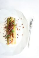 Asperges et poireaux, crème de haddock et crumble de sarrasin et noisette - ©www.cuisinedetouslesjours.com