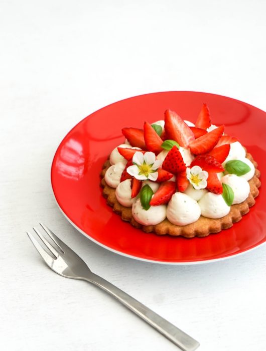 Tartelettes aux fraises, chantilly au basilic et sablés au poivre long - ©www.cuisinedetouslesjours.com