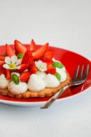 Tartelettes aux fraises, chantilly au basilic et sablés au poivre long - ©www.cuisinedetouslesjours.com