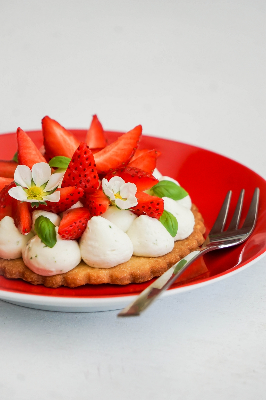Tartelettes aux fraises gariguette, chantilly au basilic et sablé au poivre long - ©www.cuisinedetouslesjours.com 