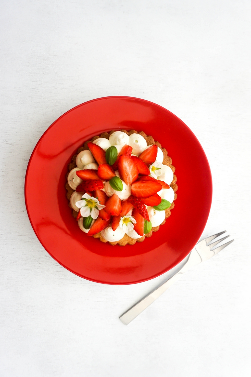 Tartelettes aux fraises gariguette, chantilly au basilic et sablé au poivre long - ©www.cuisinedetouslesjours.com 