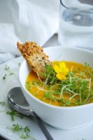 Crème de butternut au radis noir et micropousses de cresson - ©www.cuisinedetouslesjours.com