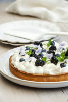Tarte aux myrtilles, aux mûres et à la crème chantilly