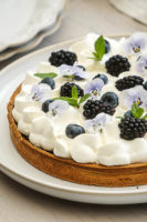 Tarte aux myrtilles, aux mûres et à la crème chantilly