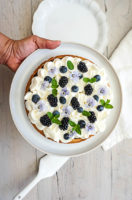 Tarte aux myrtilles, aux mûres et à la crème chantilly