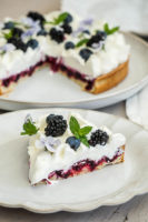 Tarte aux myrtilles, aux mûres et à la crème chantilly