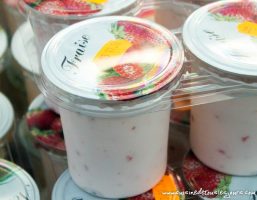Le yaourt à la fraise produit par La ferme de Milo, EARL War Ar Maez - Plumelec