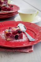 Clafoutis aux framboises et myrtilles - ©www.cuisinedetouslesjours.com