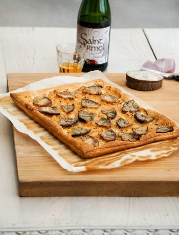 Tarte à l'andouille et l'oignon de Roscoff confit au cidre - ©www.cuisinedetouslesjours.com
