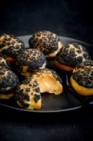 Choux craquelin au charbon végétal, curd à l'orange et cardamome - ©www.cuisinedetouslesjours.com