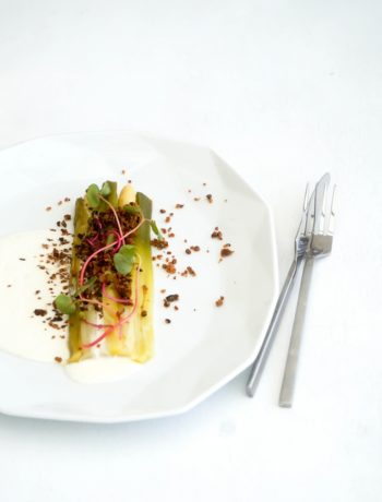 Asperges et poireaux, crème de haddock et crumble de sarrasin et noisette - ©www.cuisinedetouslesjours.com